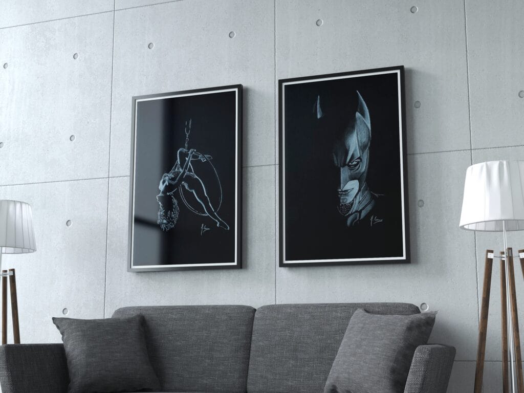 Deux portraits (Batman et l'acrobate au cerceau) en grand format accroché sur un mur